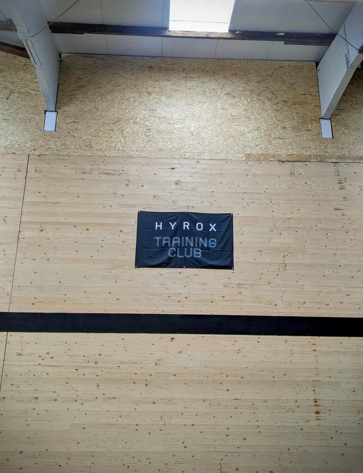 HYROX Training Club Banner an der Wand