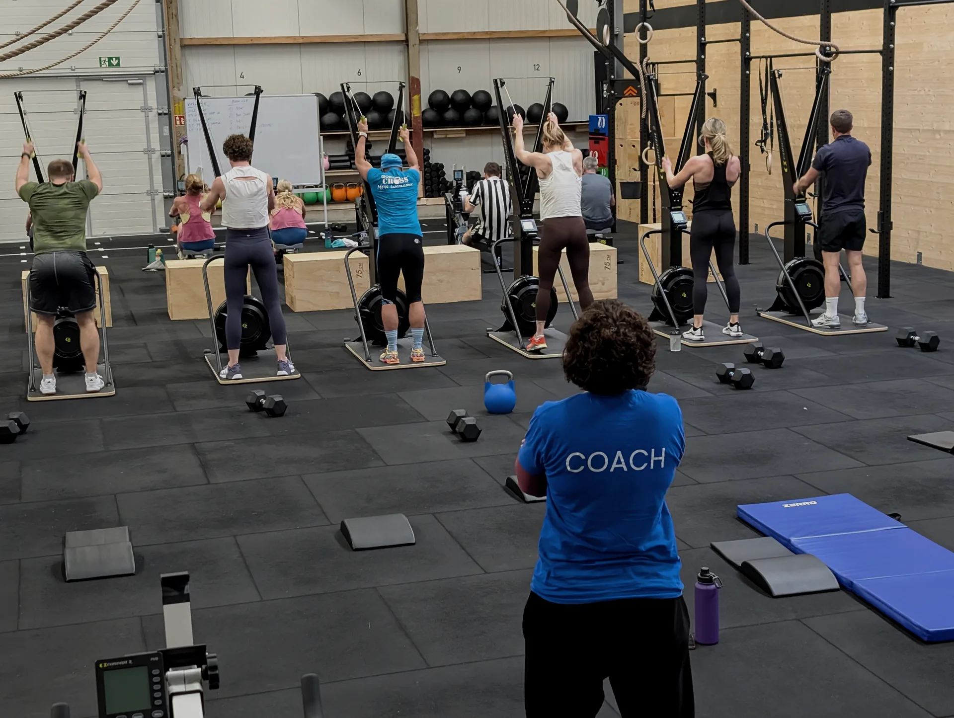 Coach leitet CrossFit Class bei AMITY Athletics
