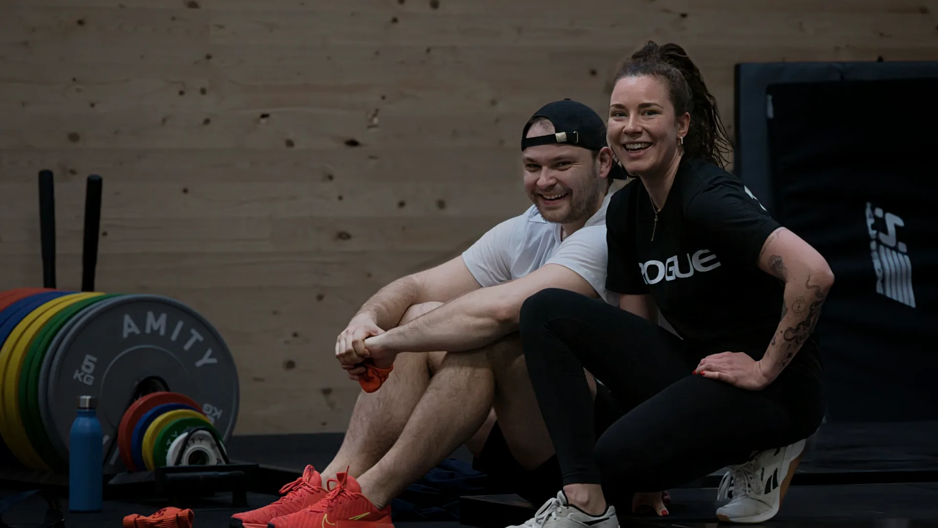 Zwei Athleten lachen in der Pause zwischen zwei Runden bei AMITY Athletics in Dülmen